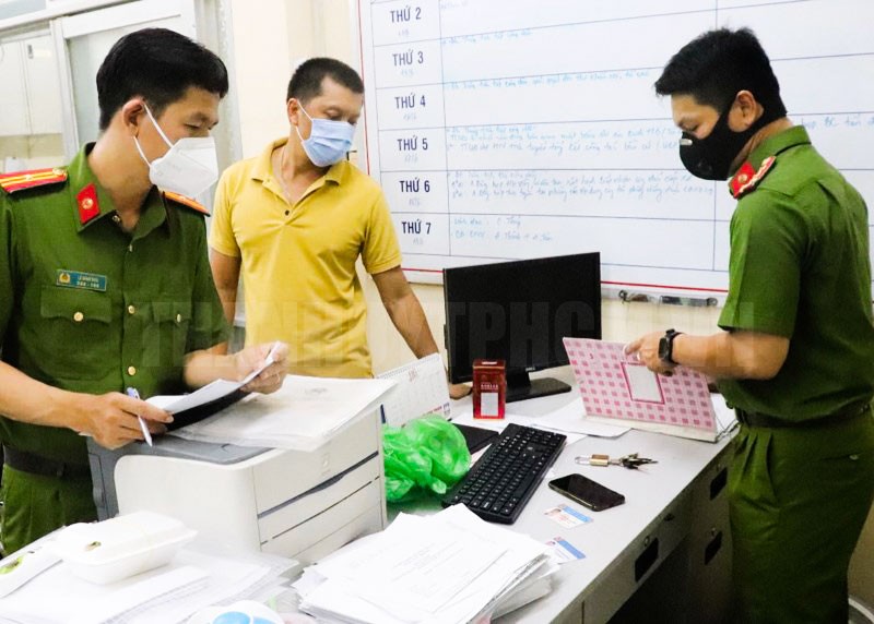 Cơ quan CSĐT Công an quận 6 đã thi hành quyết định bắt bị can để tạm giam, lệnh khám xét chỗ ở, nơi làm việc của Trương Mạnh Thảo (áo vàng).