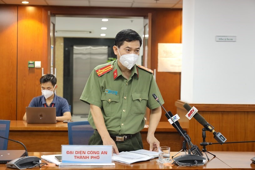 Thượng tá Lê Mạnh Hà trao đổi về công tác kiểm tra giám giát tại chốt kiểm soát.