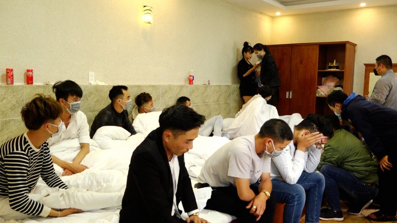 Nhóm nam nữ thanh niên tụ tập bay lắc tại cơ sở lưu trú bị cơ quan chức năng bắt quả tang. Ảnh: Công an Lâm Đồng.