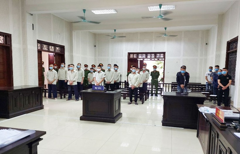 Toàn cảnh phiên toà xét xử 21 bị cáo về tội Tổ chức đánh bạc. Ảnh: Công an Quảng Ninh.