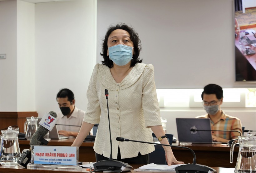Trưởng Ban quản lý An toàn thực phẩm TP Hồ Chí Minh Phạm Khánh Phong Lan trao đổi thông tin với báo chí. 