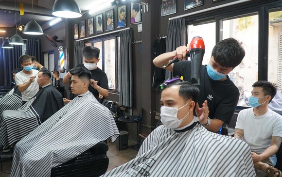 Cắt tóc, gội đầu là 2 trong số các hoạt động kinh doanh được mở cửa trở lại ở Yên Bái từ ngày 11/9.
