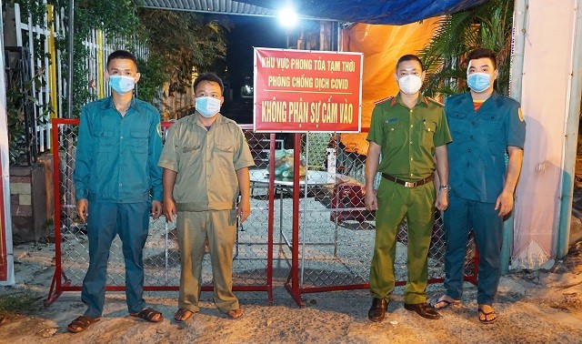 Lực lượng chức năng triển khai chốt phong tỏa ở khối phố 2A, phường Điện Nam Bắc tại khu vực nhà bệnh nhân M. Ảnh: Công an Quảng Nam.