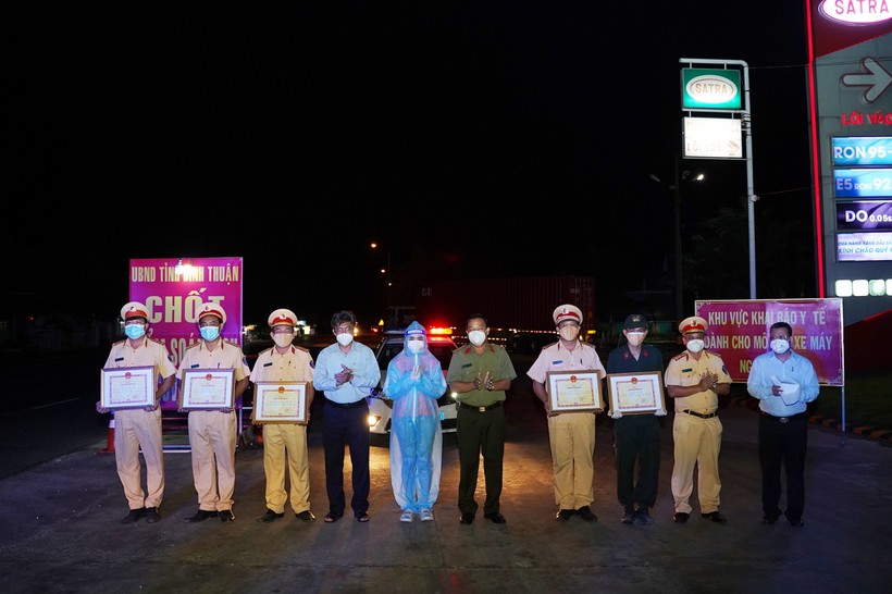 UBND tỉnh Bình Thuận đã khen thưởng 1 tập thể và 4 cá nhân có thành tích trong vụ truy bắt thành công nhóm xe vận chuyển hàng chục người trái phép qua chốt kiểm soát dịch. 