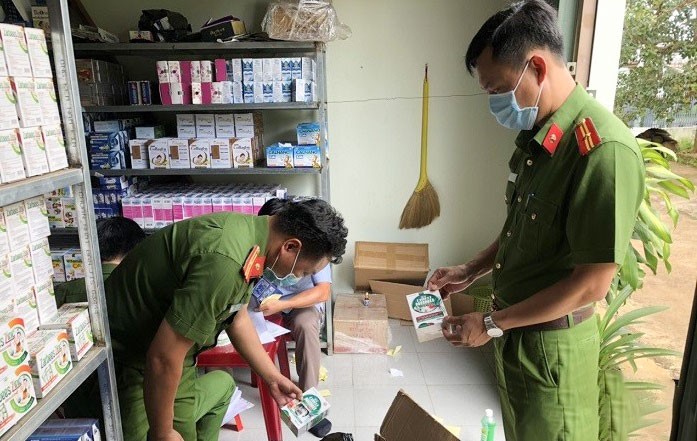 Cơ quan chức năng tiến hành kiểm tra kho hàng của Công ty TNHH Nhân Đức Phamar. Ảnh: Công an tỉnh Đắk Nông.