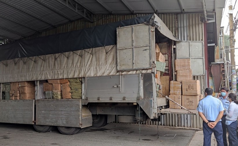 Xe tải chở lô hàng không rõ nguồn gốc xuất xứ bị cơ quan chức năng tạm giữ.