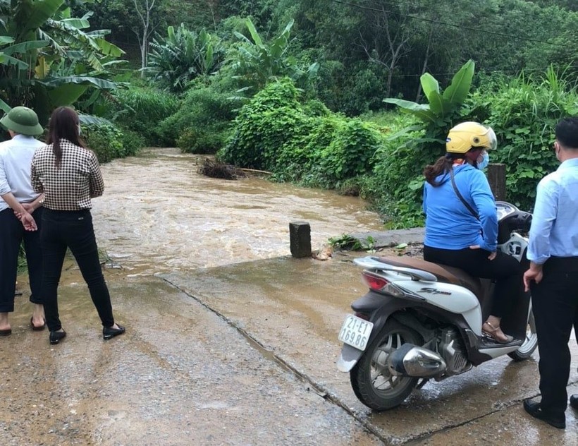 Mưa lớn khiến nước lũ dâng cao tại địa phận xã Yên Thái. Ảnh: Hồng Vân.