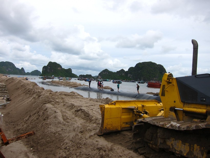 Quá trình thi công dự án cải tạo nâng cấp đường Trần Quốc Nghiễn. Ảnh: Công an Quảng Ninh.