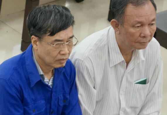 2 nguyên tổng giám đốc Bảo hiểm xã hội Việt Nam Lê Bạch Hồng (áo xanh) và Nguyễn Huy Ban.