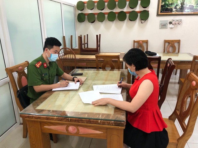 Đối tượng Phạm Thị Ngọc Mai làm việc với cơ quan chức năng.