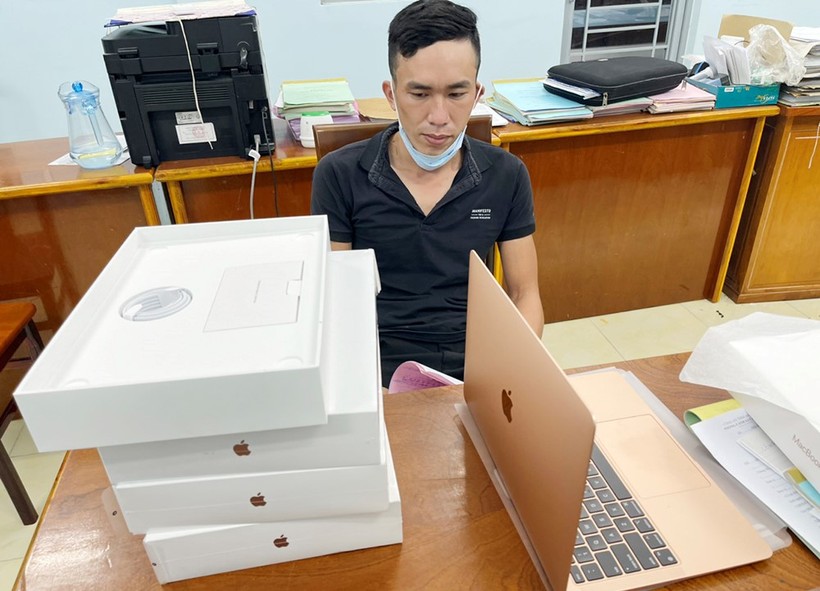 Nguyễn Trí Khang cùng 4 máy laptop Macbook Air không hóa đơn chứng từ.