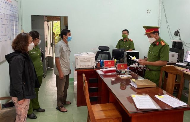 Phòng Cảnh sát kinh tế Công an tỉnh Bình Phước thi hành quyết định khởi tố bị can; lệnh bắt bị can Nguyễn Thị Thu Thảo (áo khoác đen.) 