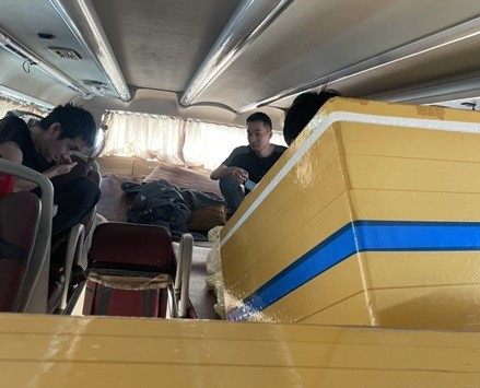 4 người Trung Quốc (có dấu hiệu nhập cảnh trái phép) được phát hiện trốn phía sau những thùng xốp trên xe xe khách.