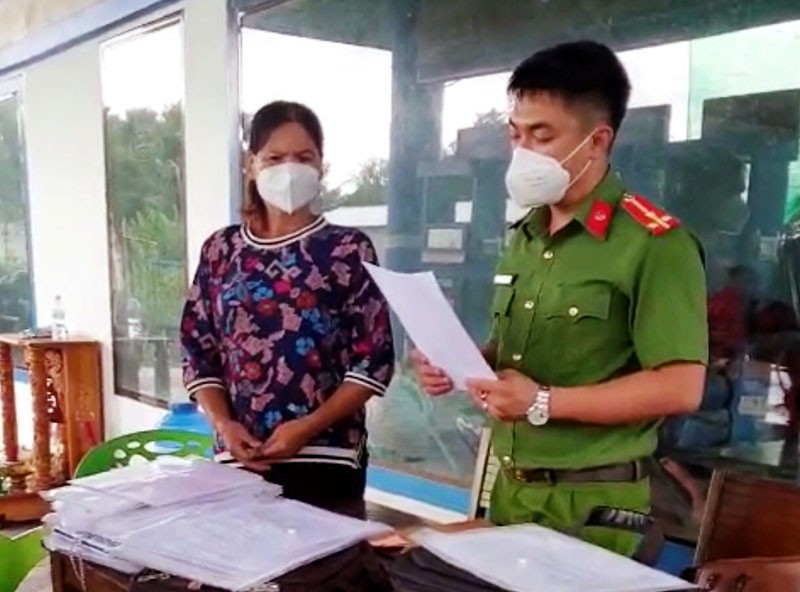 Công an tỉnh Đắk Nông thực hiện lệnh bắt bị can đối với Lê Thị Hồng.