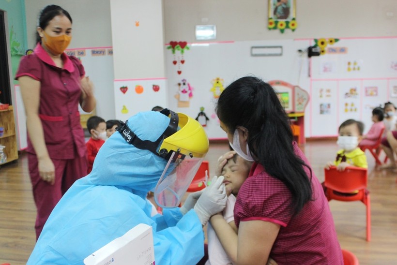 Lực lượng y tế lấy mẫu xét nghiệm cho học sinh Trường Mầm non Sao Mai. 