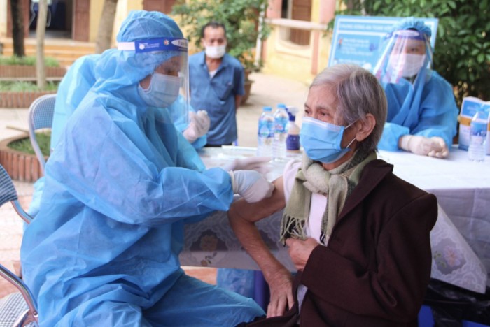 Ngành Y tế tiến hành tiêm vắc xin phòng Covid-19 cho người dân huyện Phù Ninh.
