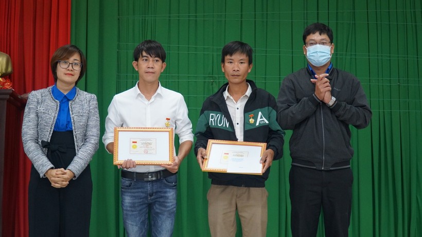 Đại diện Tỉnh Đoàn Thừa Thiên Huế trao huy hiệu Tuổi trẻ dũng cảm cho anh Tuấn và anh Cường.