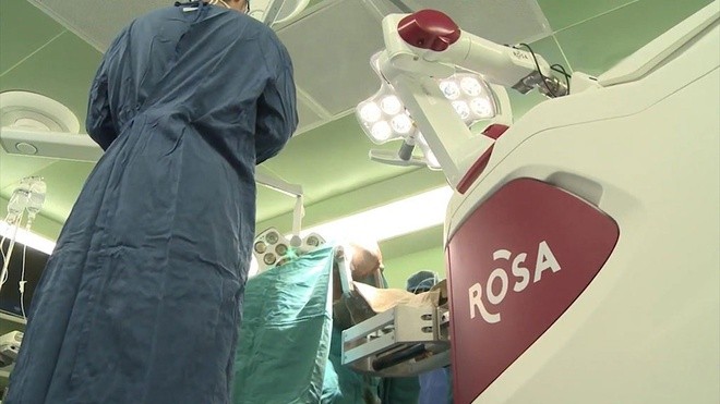 Tìm người phẫu thuật sọ não bằng Robot Rosa tại Bệnh viện Bạch Mai