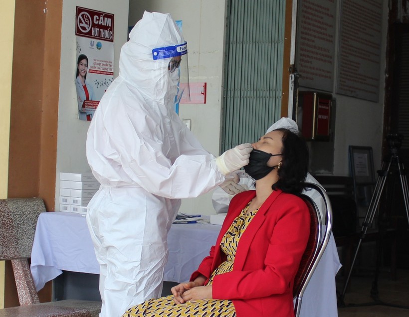 Cán bộ CDC Hà Giang lấy mẫu xét nghiệm SARS-CoV-2 cho người dân. Ảnh: Sở Y tế Hà Giang.