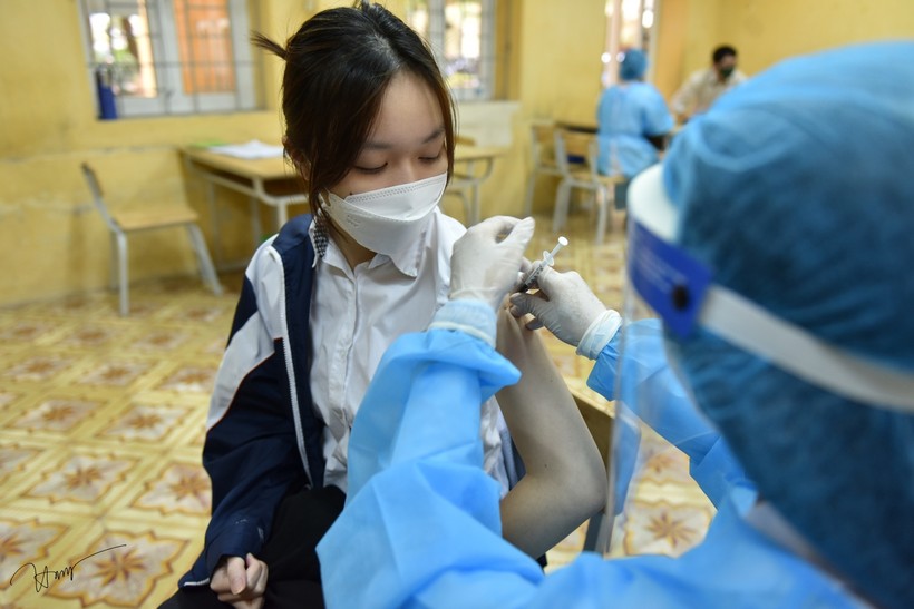 Hà Nội tiến hành tiêm vắc xin phòng Covid-19 cho học sinh.