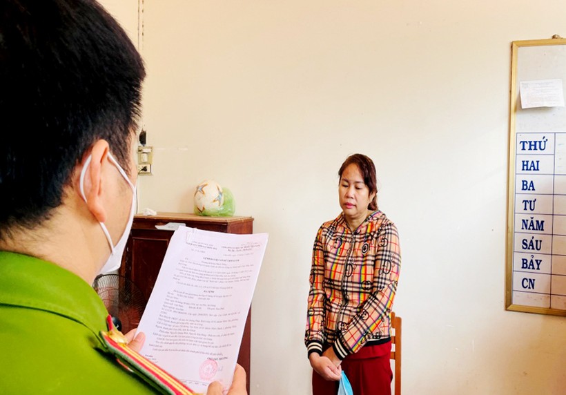 Bị can Trần Thị Vàng bị bắt tạm giam về tội buôn lậu.