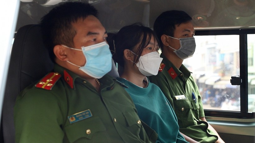 Cơ quan Công an tỉnh Lâm Đồng thực hiện lệnh bắt Huỳnh Nguyễn Hà Vy.