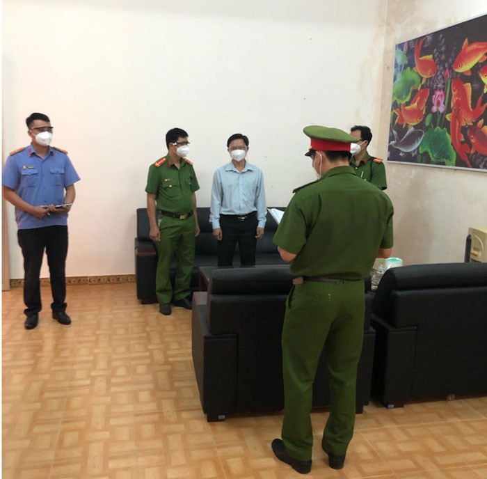 Cơ quan chức năng đọc các quyết định và lệnh bắt đối với bị can Lê Thành Trung.