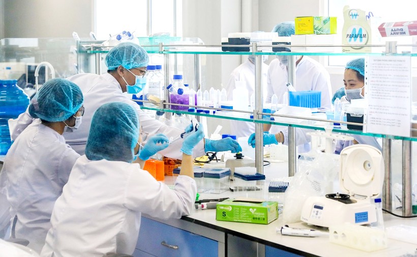 Nghiên cứu sản xuất vắc xin phòng Covid-19 “made in Vietnam” Nano Covax tại Công ty cổ phần Công nghệ sinh học dược Nanogen. Ảnh: Quỳnh Trần.