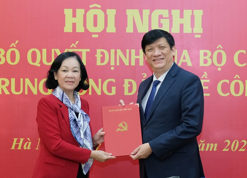Trưởng Ban Tổ chức Trung ương Trương Thị Mai trao quyết định cho Bộ trưởng Bộ Y tế Nguyễn Thanh Long. Ảnh: VOV.