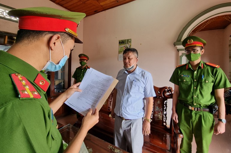 Cơ quan công an đọc quyết định khởi tố bị can đối với ông Nguyễn Văn Quý.