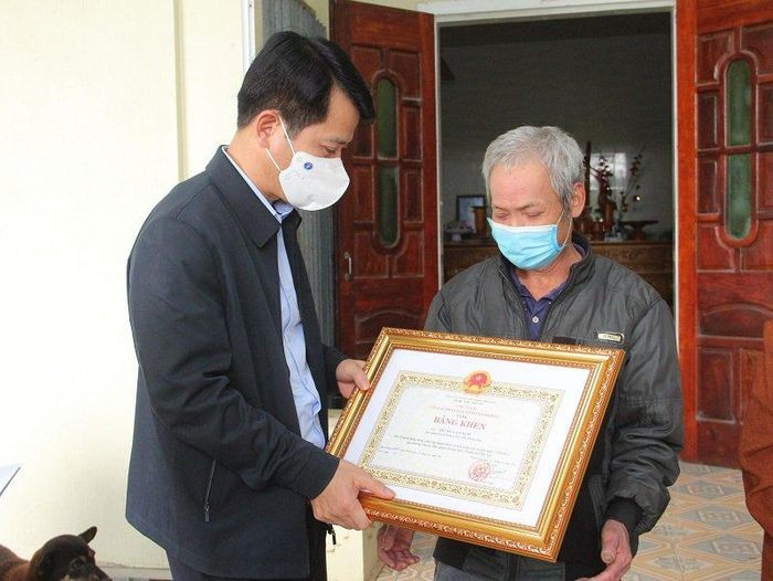 Đào Xuân Yên, Trưởng ban Tuyên giáo Tỉnh ủy Thanh Hoá trao bằng khen của Chủ tịch UBND tỉnh Thanh Hóa cho người thân của anh Trung Văn Nam.
