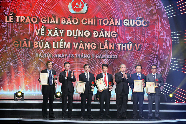Thường trực Ban Bí thư Trần Quốc Vượng và Trưởng Ban Tuyên giáo Trung ương Võ Văn Thưởng trao Giải A cho các tác giả đoạt Giải Búa liềm vàng lần thứ V.