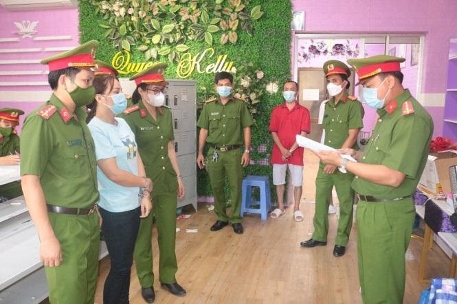 Cơ quan Cảnh sát điều tra Công an tỉnh Trà Vinh thi hành lệnh khám xét nơi làm việc của bị can Nguyễn Thị Cẩm Nguyên.
