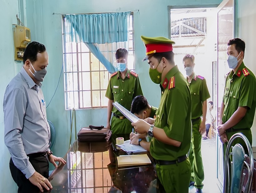 Công an tỉnh Vĩnh Long tống đạt quyết định khởi tố bị canvà thi hành lệnh bắt tạm giam đối với Trần Anh Tuấn.