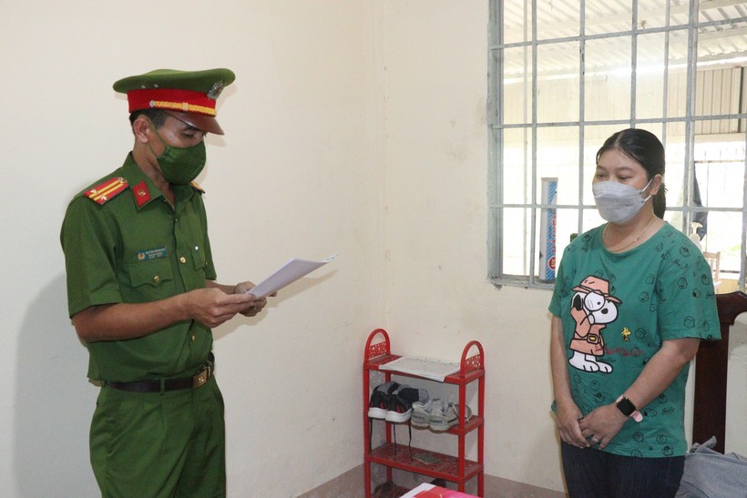 Cơ quan chức năng thi hành các biện pháp tố tụng đối với Lê Thị Ngọc Hương.