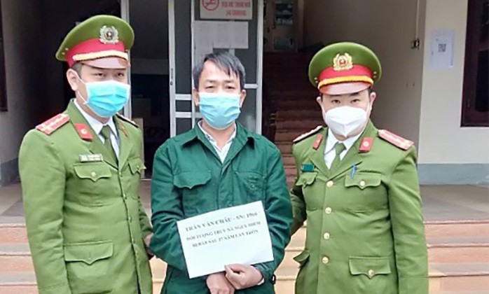 Đối tượng Trần Văn Châu bị lực lượng công an bắt giữ.