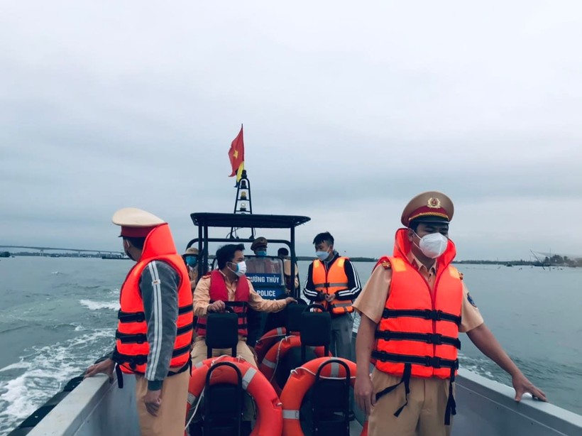 Lực lượng cảnh sát đường thủy phối hợp với các cơ quan chức năng triển khai công tác tìm kiếm tại khu vực vùng biển Cửa Đại (Quảng Nam).