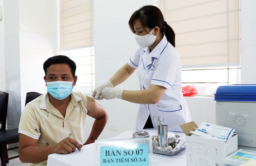 Người dân tiêm vắc xin phòng Covid-19 tại điểm tiêm Bệnh viện Đa khoa Thành phố Lào Cai.
