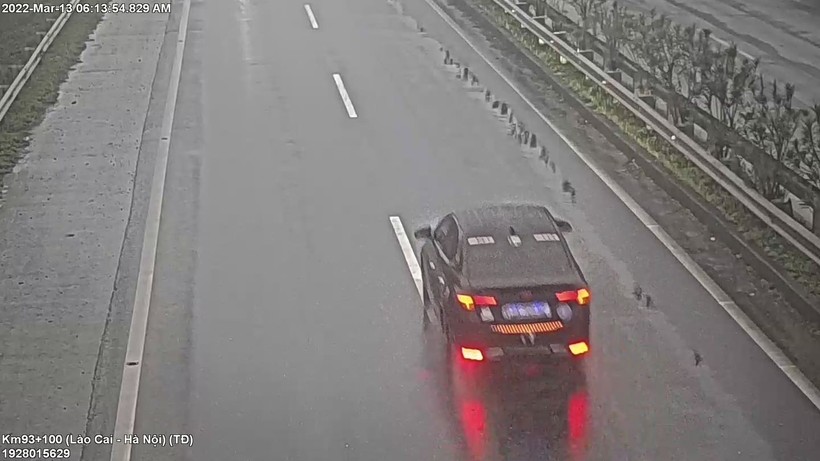 Hình ảnh chiếc xe ô tô di chuyển ngược chiều trên đường cao tốc.
