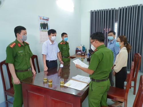 Cơ quan công an đọc lệnh bắt tạm giam Huỳnh Minh Trí.