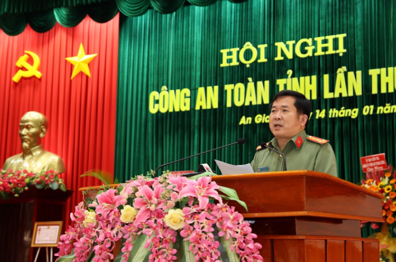 Đại tá Đinh Văn Nơi phát biểu tại Hội nghị tổng kết công tác công an toàn tỉnh năm 2021.