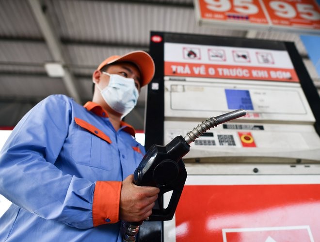 Phó Thủ tướng Lê Minh Khái yêu cầu điều hành giá xăng dầu; bảo đảm giá xăng dầu trong nước phản ánh, bám sát diễn biến giá thành phẩm xăng dầu thế giới.