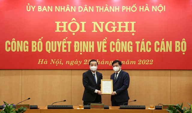 Chủ tịch UBND Thành phố Hà Nội Chu Ngọc Anh trao quyết định và chúc mừng ông Trương Việt Dũng.