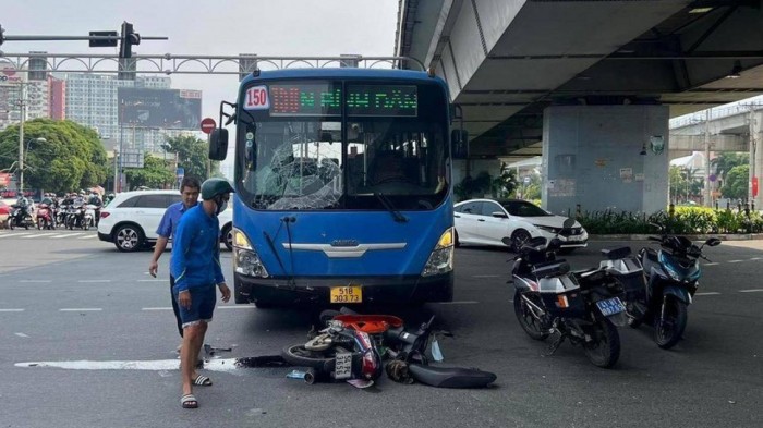 Hiện trường vụ tai nạn giữa xe máy và xe buýt khiến hai thợ hồ tử vong xảy ra ngày 10/4.