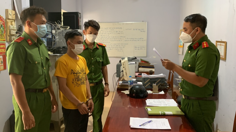 Bị can Nguyễn Hoàng Chấn (áo vàng) nghe đọc lệnh khởi tố, bắt giam.