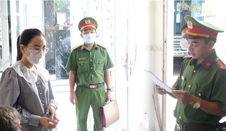 Cơ quan chức năng thi hành các biện pháp tố tụng đối với Phan Huỳnh Trúc Vi.