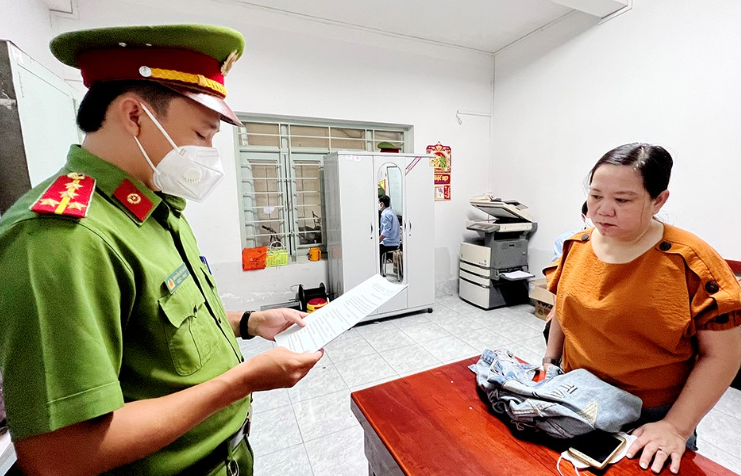 Cơ quan CSĐT Công an TP. Long Xuyên thi hành các Quyết định khởi tố vụ án, khởi tố bị can và Lệnh bắt tạm giam đối với bị can Nguyễn Dạ Thảo.