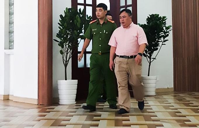 Cơ quan chức năng đưa Giám đốc Bệnh viện Mắt TP. Hồ Chí Minh Nguyễn Minh Khải rời bệnh viện vào tháng 11/2020.