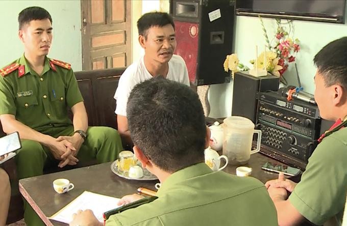Công an tỉnh Thanh Hóa tìm hiểu thông tin tại một gia đình có người bị đưa sang Campuchia lao động trái phép.