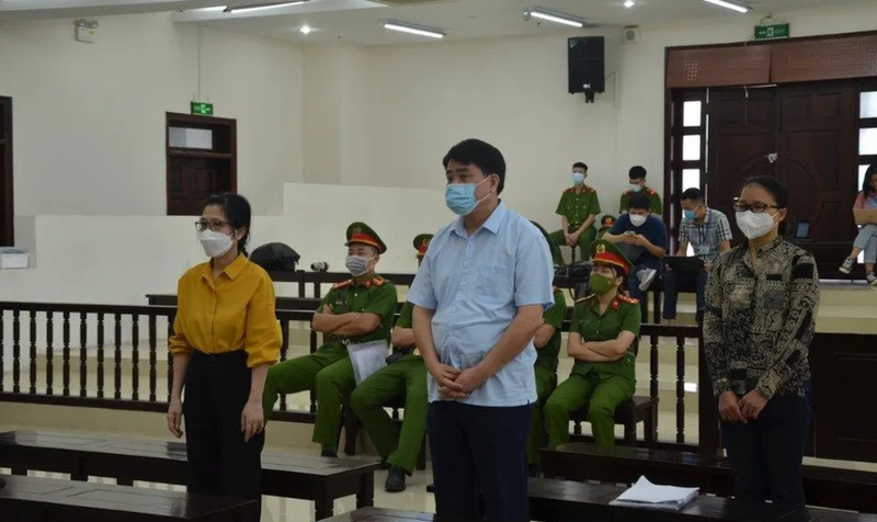 Ông Nguyễn Đức Chung cùng 2 bị cáo tại phiên tòa phúc thẩm. Ảnh: Người Đưa Tin.
